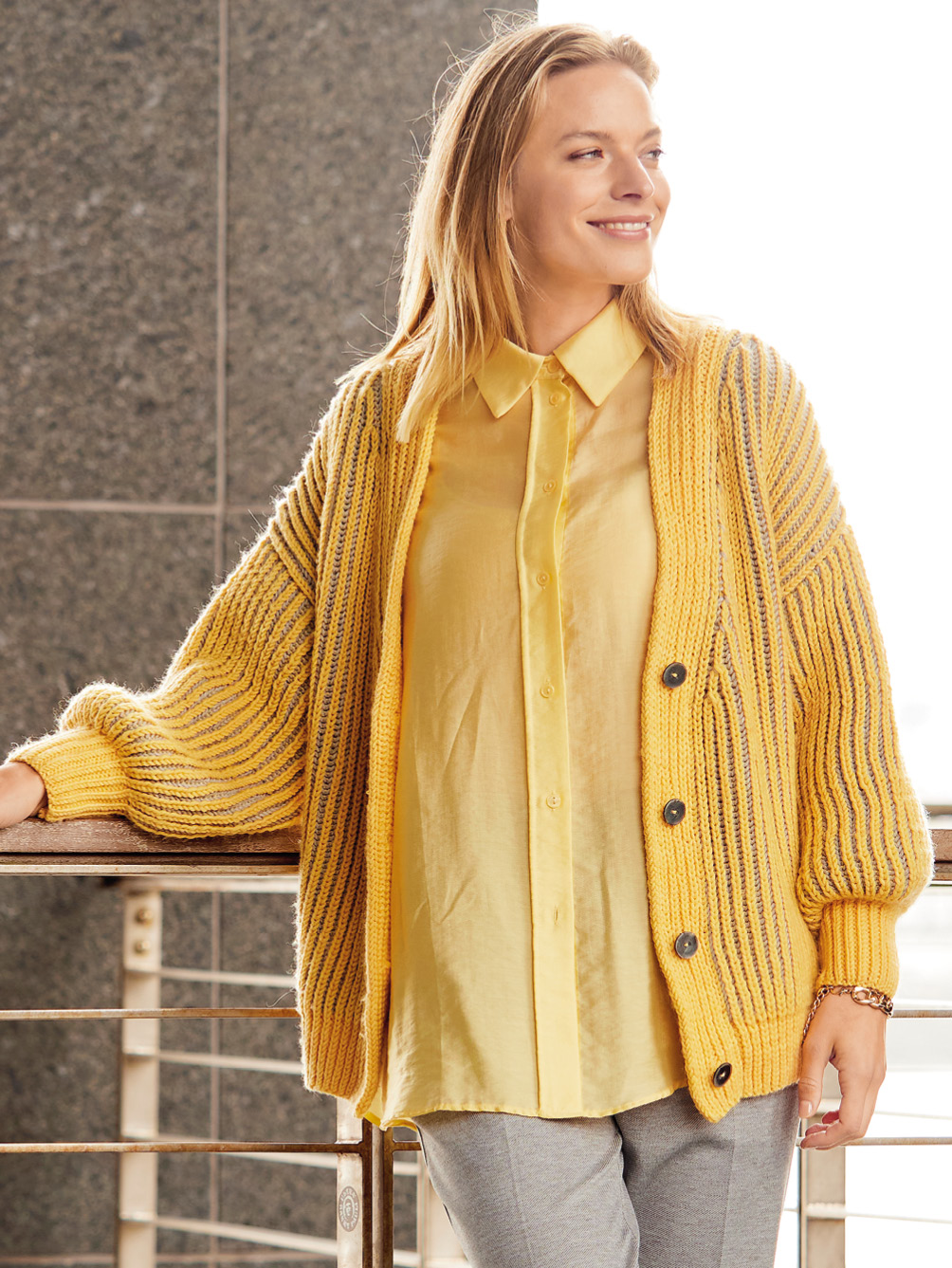 Modellansicht Bild 1: Patentjacke in Gelb und Grau