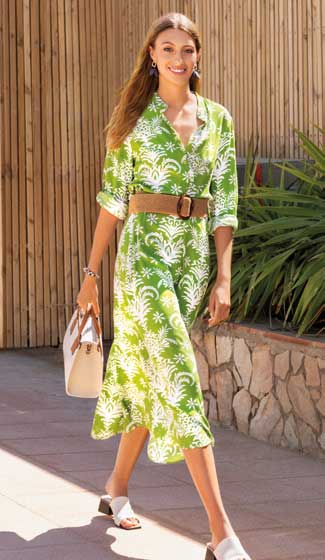 Modisches grünes Kleid mit floralem Muster, tailliert mit Gürtel, legerer Schnitt. Sommerlich und stilvoll.