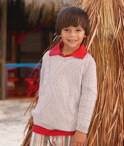 Hellgrauer Strickpullover mit Zopfmuster, kombiniert mit rotem Hemd und gestreifter Hose. Modisch, selbstgemacht.