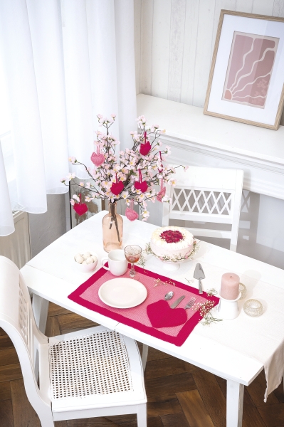 Modische DIY-Deko: Rosa Tischset mit Herzmotiv, elegante Blumenakzente. Romantische, handgemachte Details.