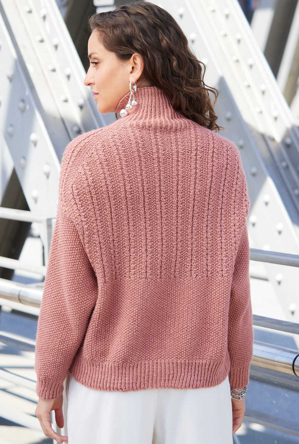 Modellansicht Bild 7: Pulli mit Perlmuster in Koralle