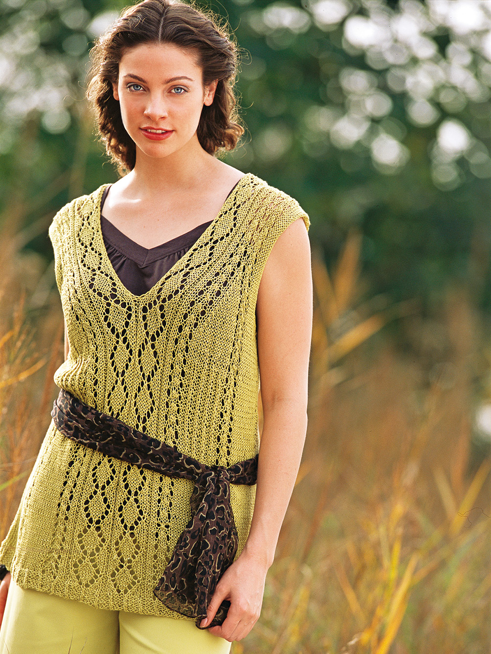 Modellansicht Bild 1: Kiwigrünes hüftlanges Top mit Ajourmuster