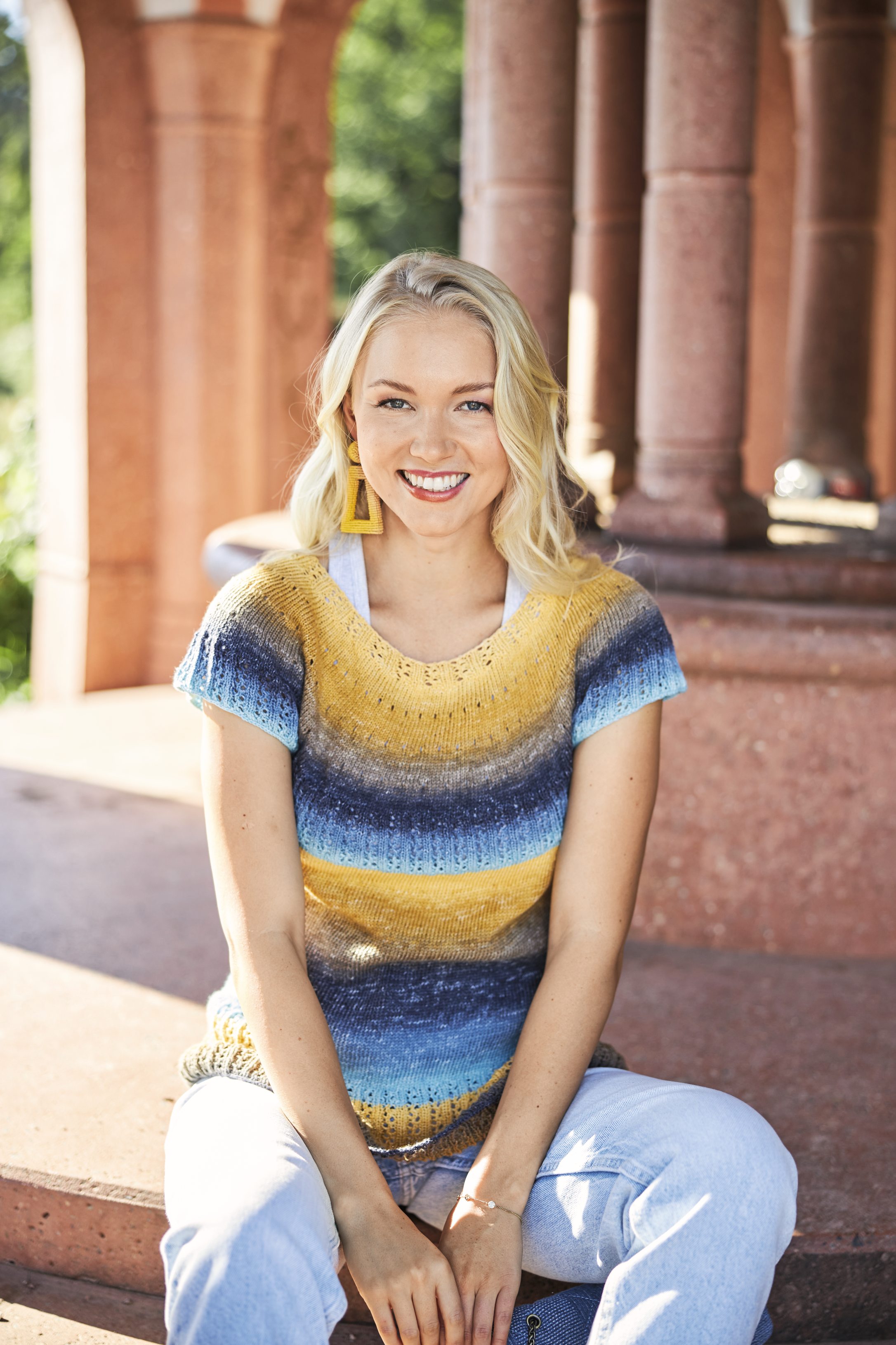 Modischer, handgemachter Strickpulli in Blau-Gelb-Verlauf, lässiger Schnitt, vielseitig und stilvoll.