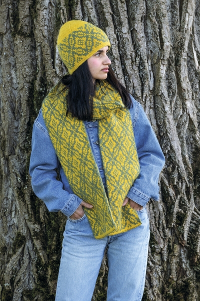Gelbes, gemustertes DIY-Set aus Mütze und Schal. Modisch und farbenfroh.