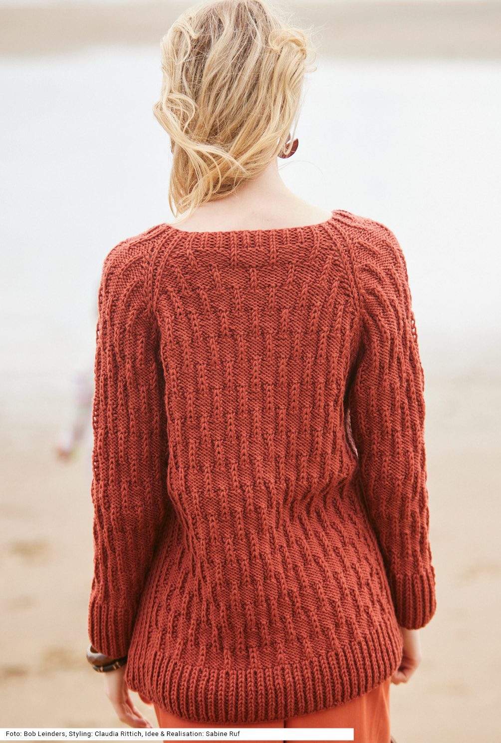 Modellansicht Bild 5: Raglanjacke mit Strukturmuster in Terracottabraun