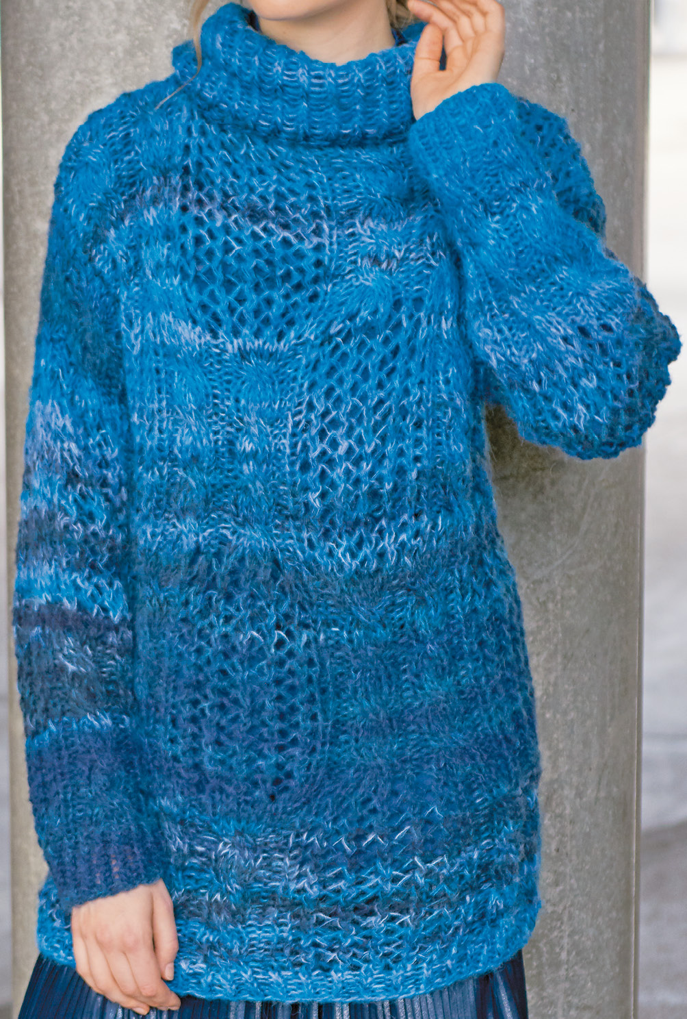 Modellansicht Bild 4: Pulli mit Musterquadraten in Blau meliert