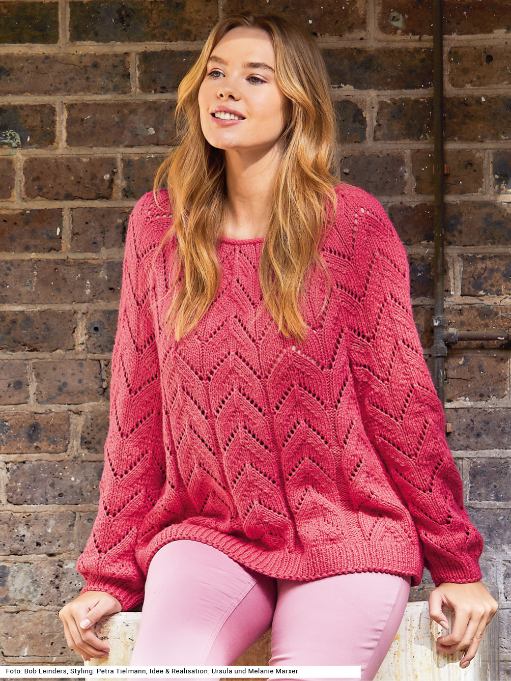 Modellansicht Bild 1: Rundpassenpulli mit Ajourmusterstreifen in Pink