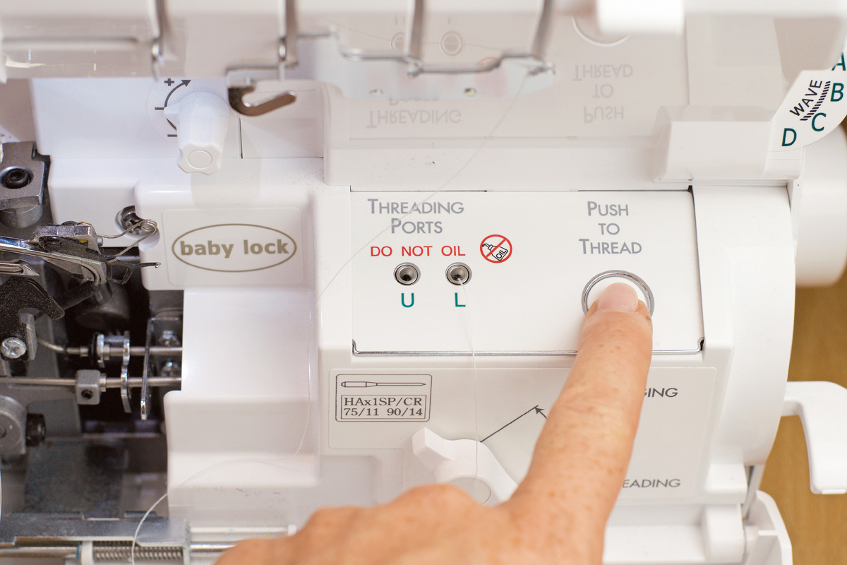 Moderne Nähmaschine in Weiß, ideal für DIY-Projekte. Präzisionstasten für selbstgemachte, handgemachte Kleidung.
