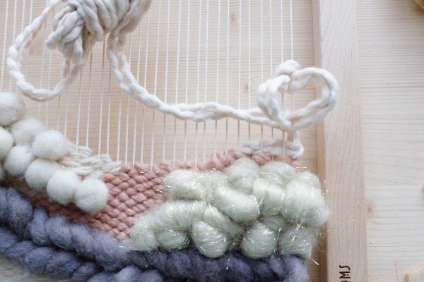 Grob gewebtes Design in Pastelltönen. Flauschige Texturen, DIY, handgemacht. Natürliche, weiche Farbpalette.