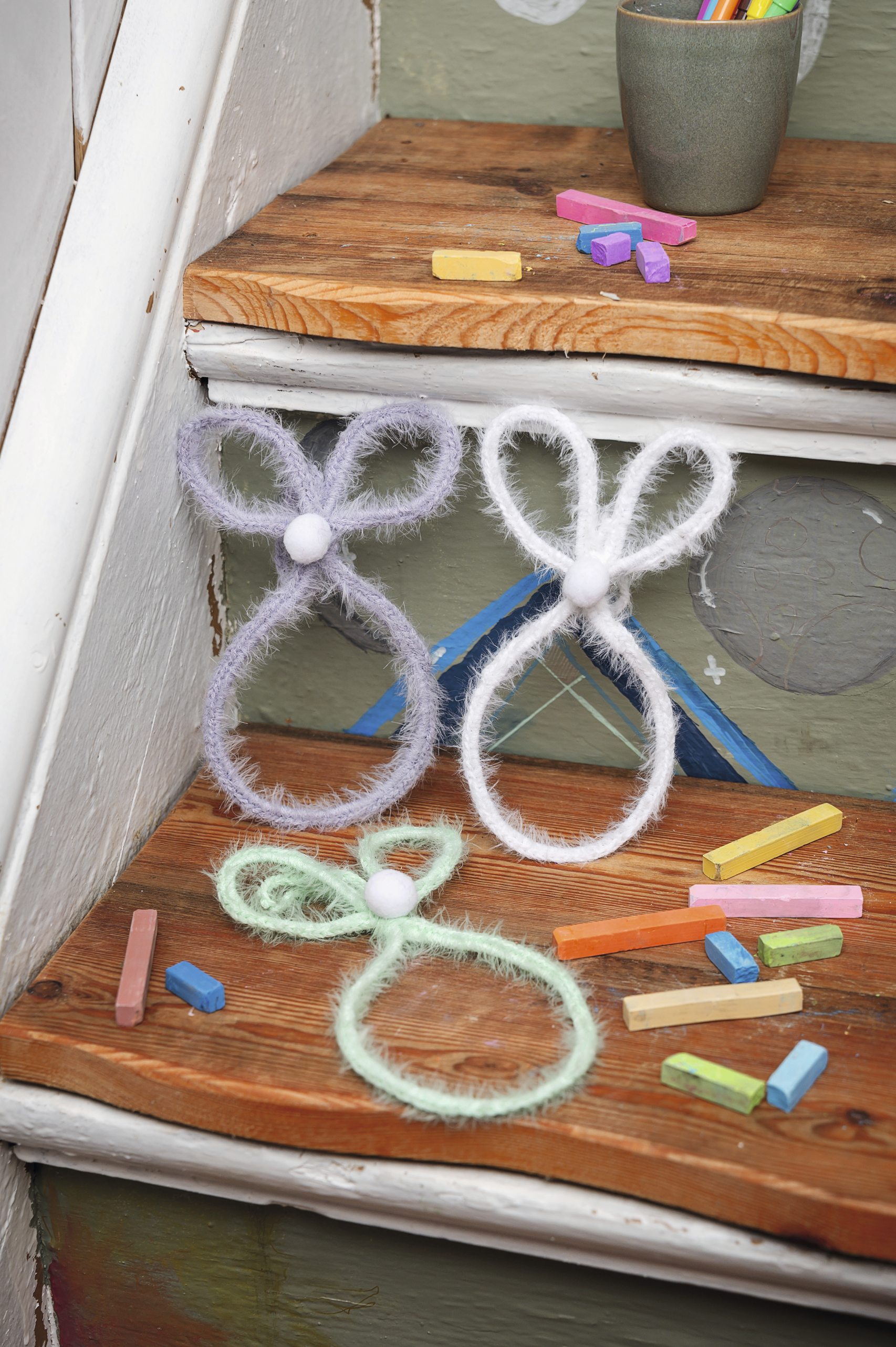 Handgemachte Hasen aus flauschigem Draht in Pastellfarben; modisch, kreativ und einzigartig designt.