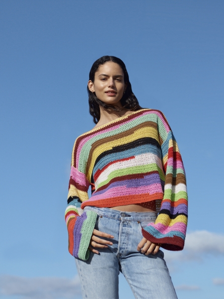 Farbenfroher, handgemachter Pullover mit breiten Streifen und lockerem Schnitt. Modisch und einzigartig.