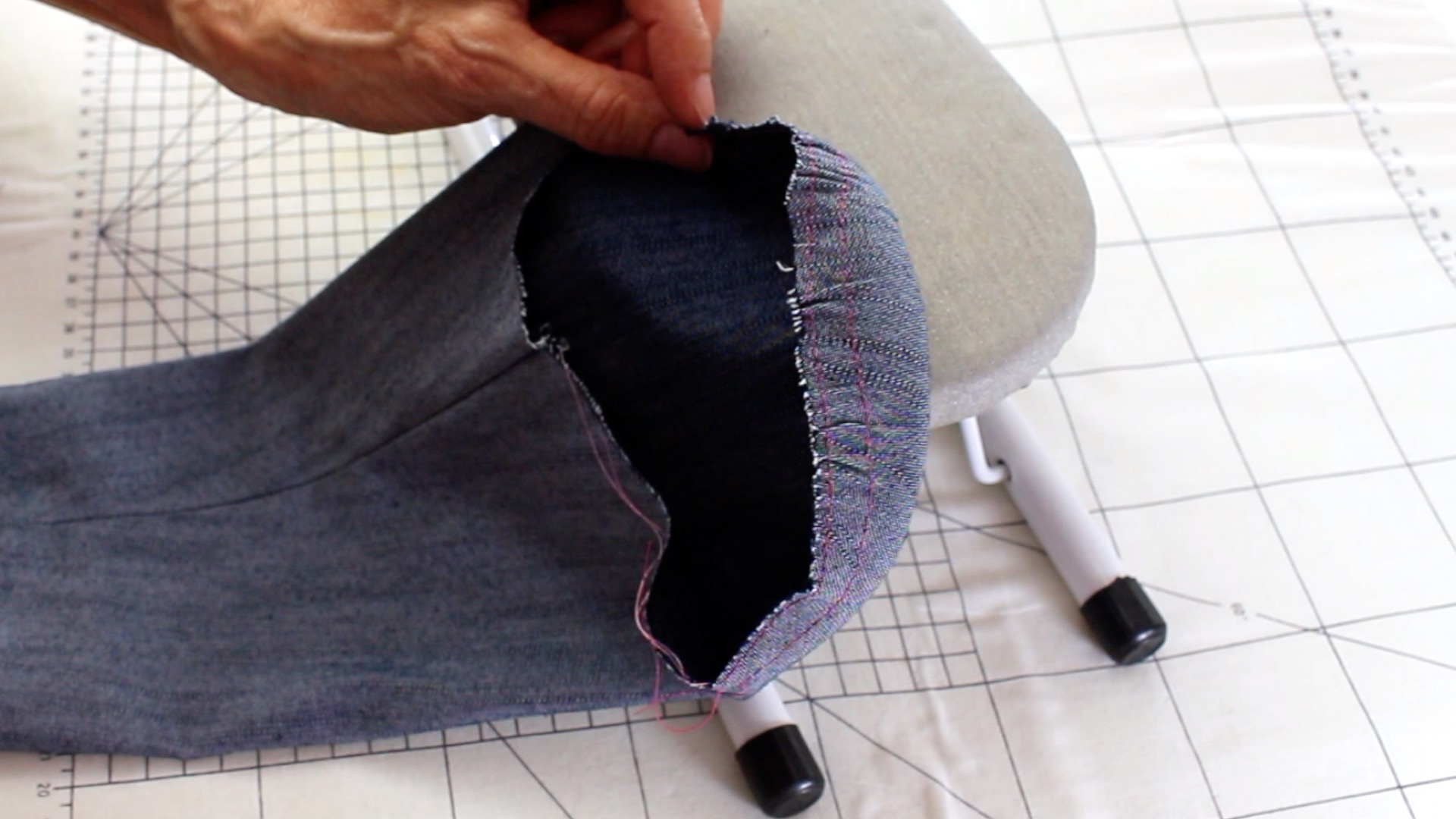 Grauer Stoff mit sichtbarem Nahtmuster; handgemacht, modisches DIY, minimalistische Schnittführung.