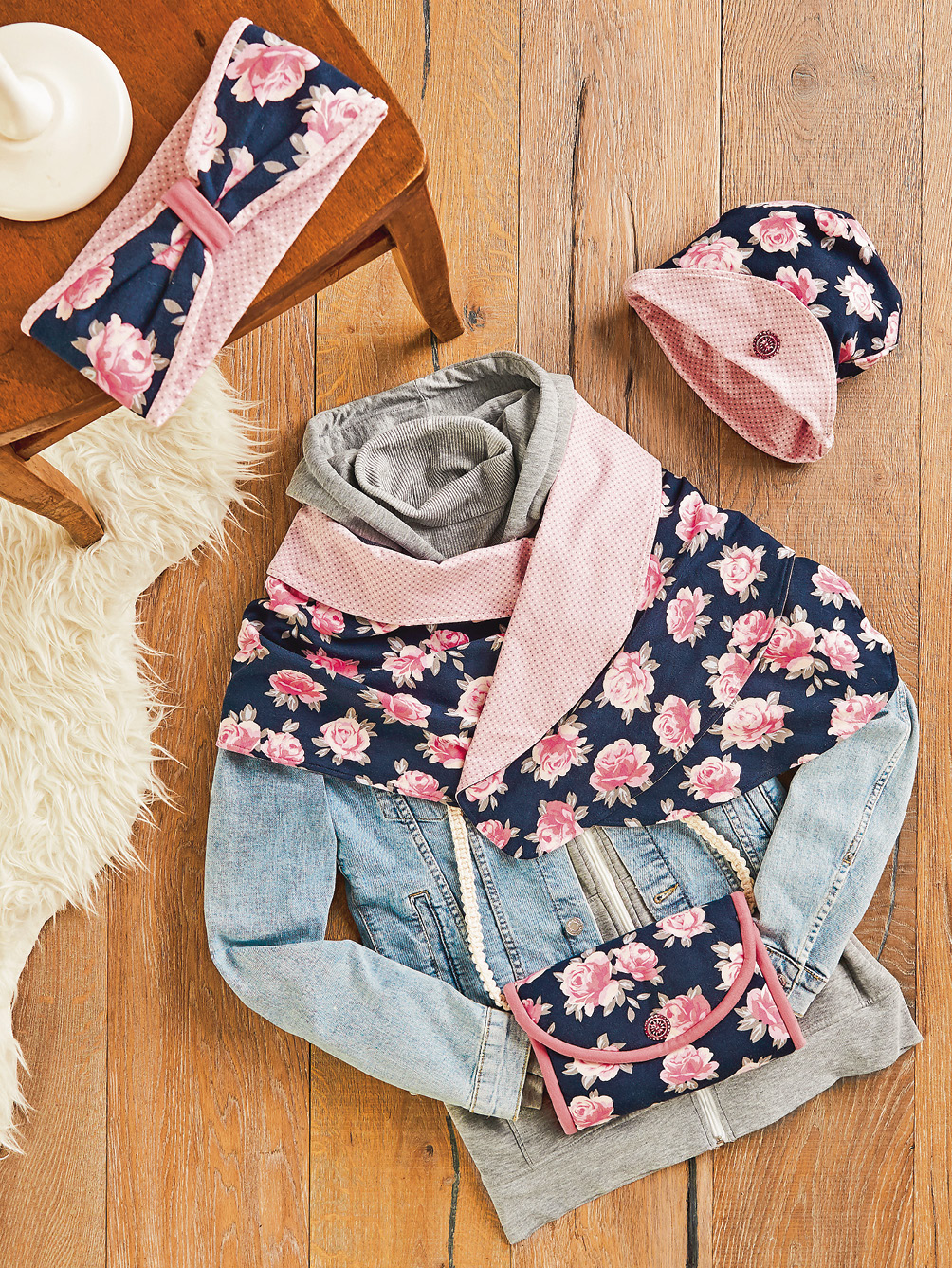 Set aus genähtem Schal, Mütze, Stirnband und Muff im Rosendesign Modellansicht Bild 1: Set aus genähtem Schal, Mütze, Stirnband und Muff im Rosendesign