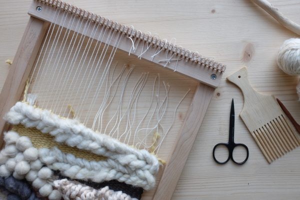 DIY Webrahmen mit handgemachtem Muster; weiche, natürliche Farben, texturiert, kunstvoll, modische Handarbeit.