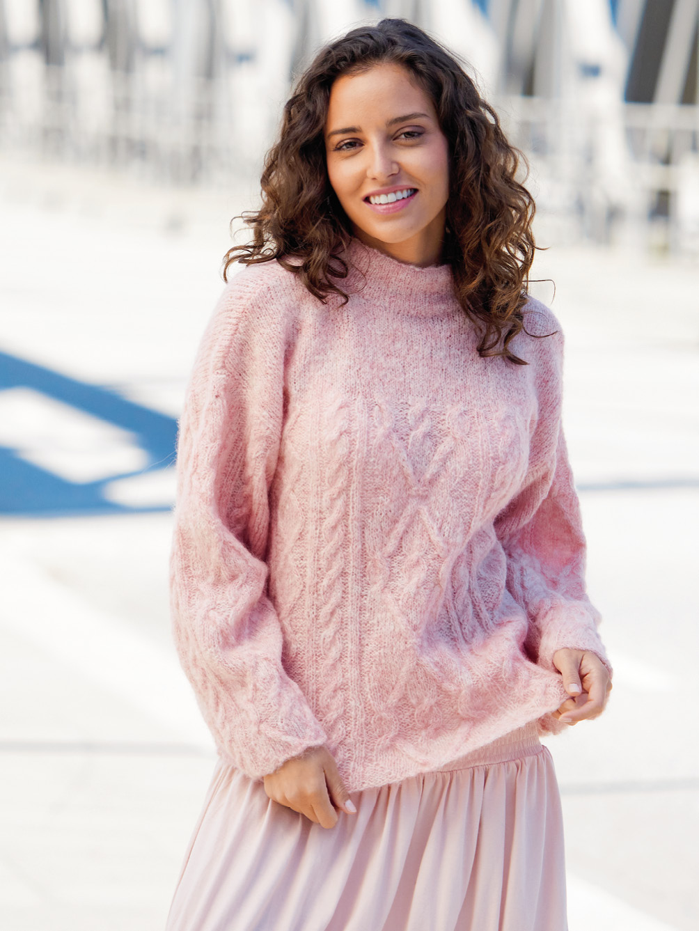 Modellansicht Bild 1: Pulli mit Zöpfen und Rauten in Rosa