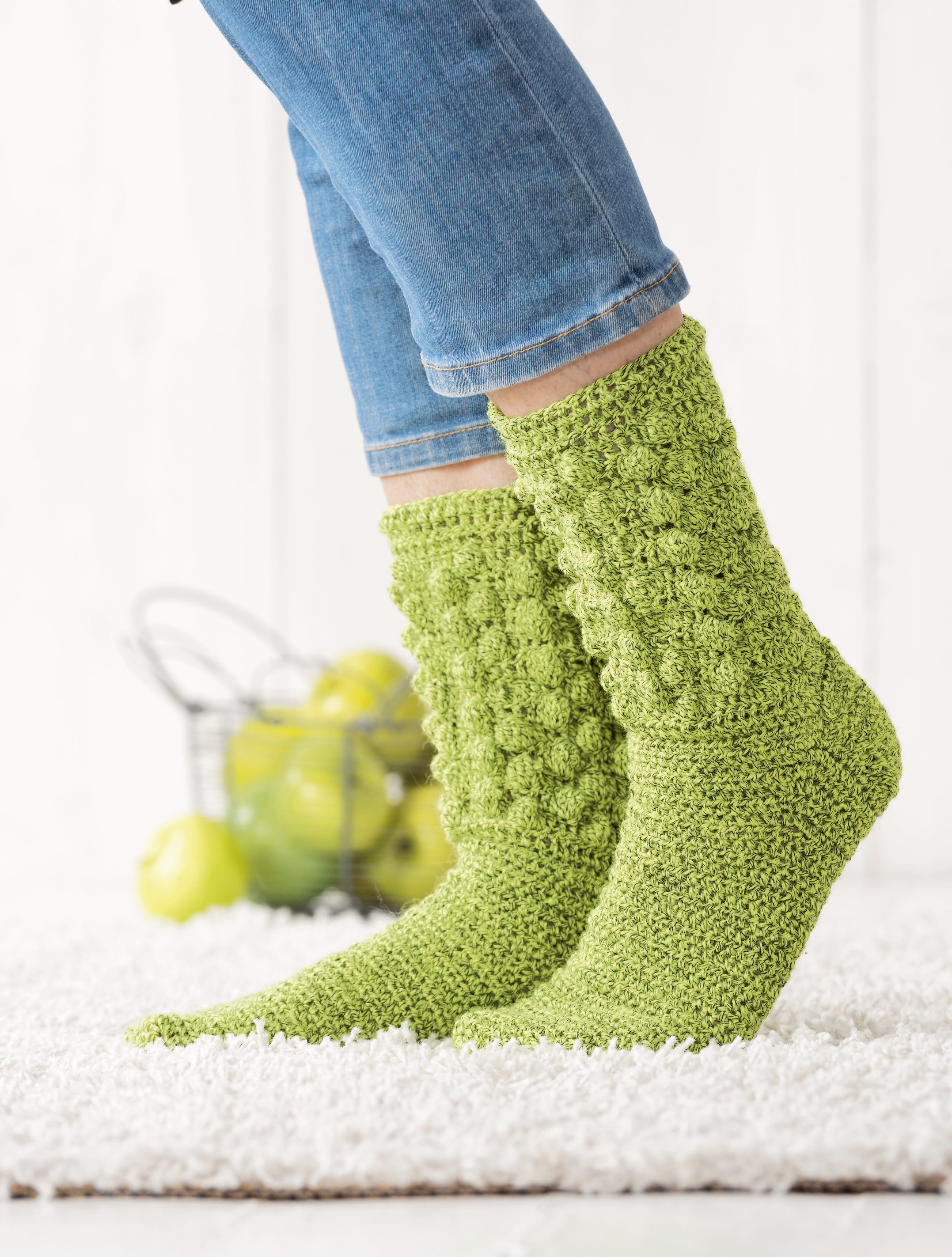 Leuchtend grüne, handgestrickte Socken mit strukturiertem Muster, modisch und einzigartig.