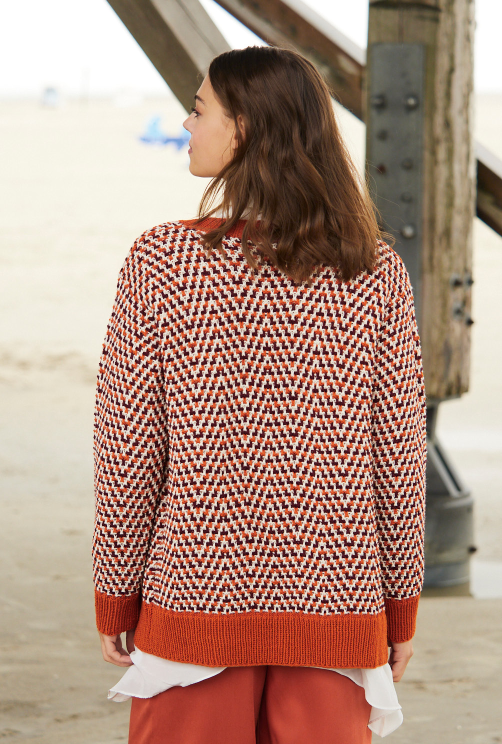 Modellansicht Bild 5: Jacke mit Hebemaschenmuster in Terracotta, Natur und Bordeaux