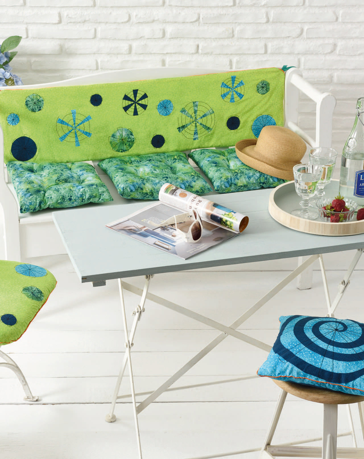 Grüne Kissen mit blauen Mustern, handgemacht, lebendig, modisch, kreatives Design für stilvolle Akzente.