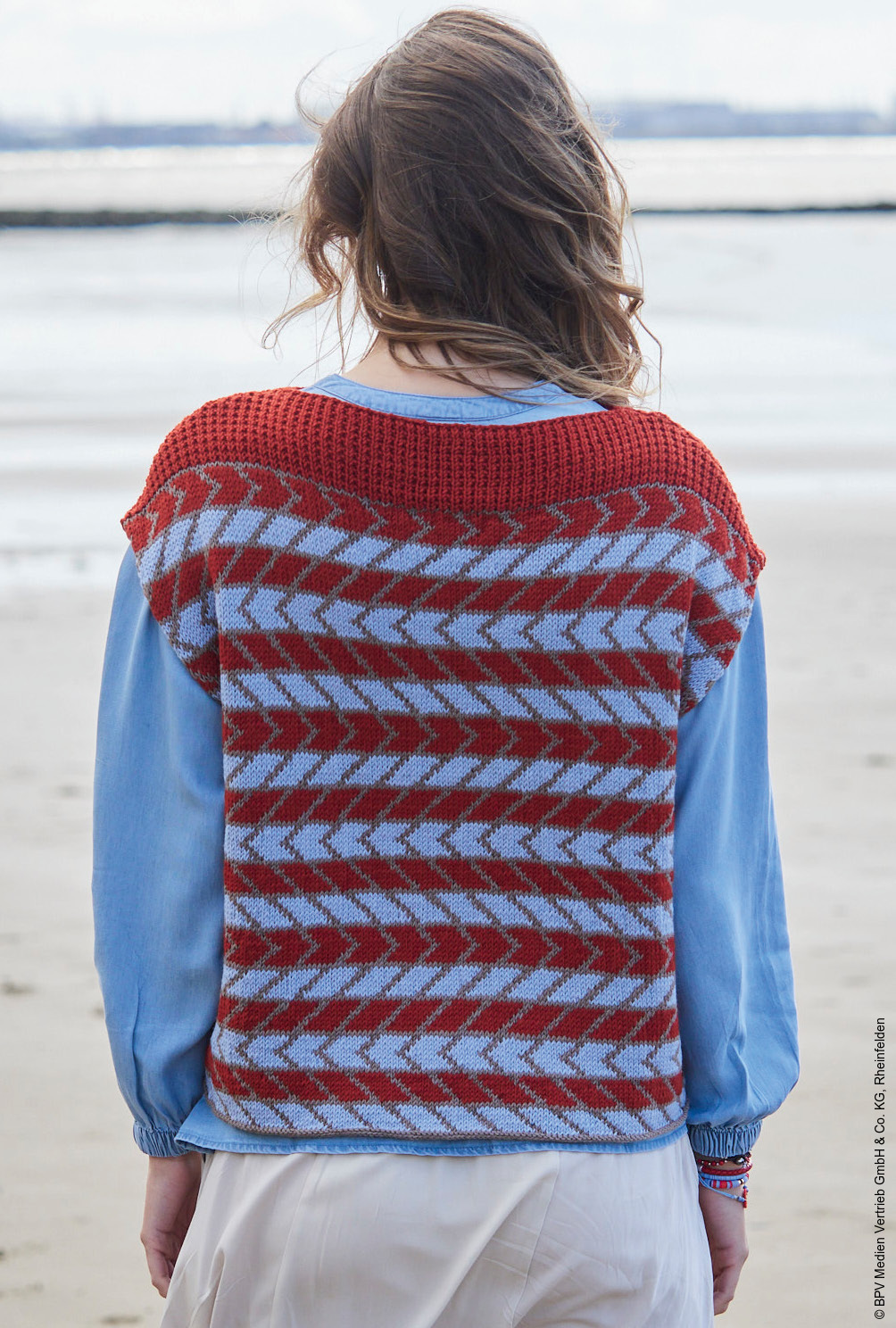 Modellansicht Bild 5: Oversize Pullunder im Jacquardmuster in Rot, Taupe und Hellblau