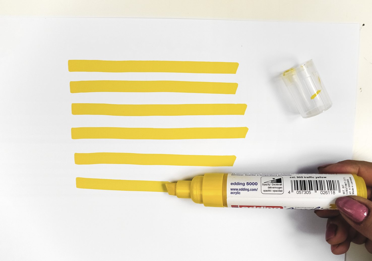 Gelbe Streifen, gleichmäßig gezeichnet, DIY-Stil, horizontales Muster, handgefertigte Kreativität.