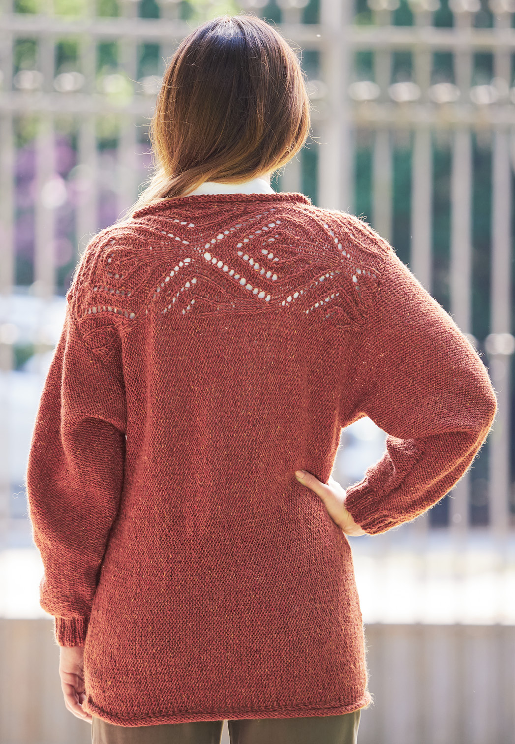 Modellansicht Bild 5: Quer gestrickter Pulli mit ausdrucksvoller Ajour-Bordüre