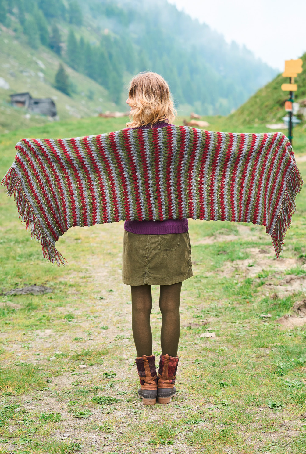 Modellansicht Bild 3: Stola im Hebemaschenmuster