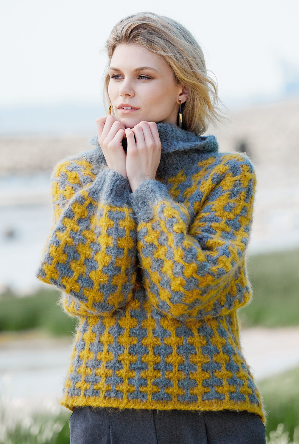 Modellansicht Bild 2: Pulli mit Hebemaschenmuster in Grau und Ocker