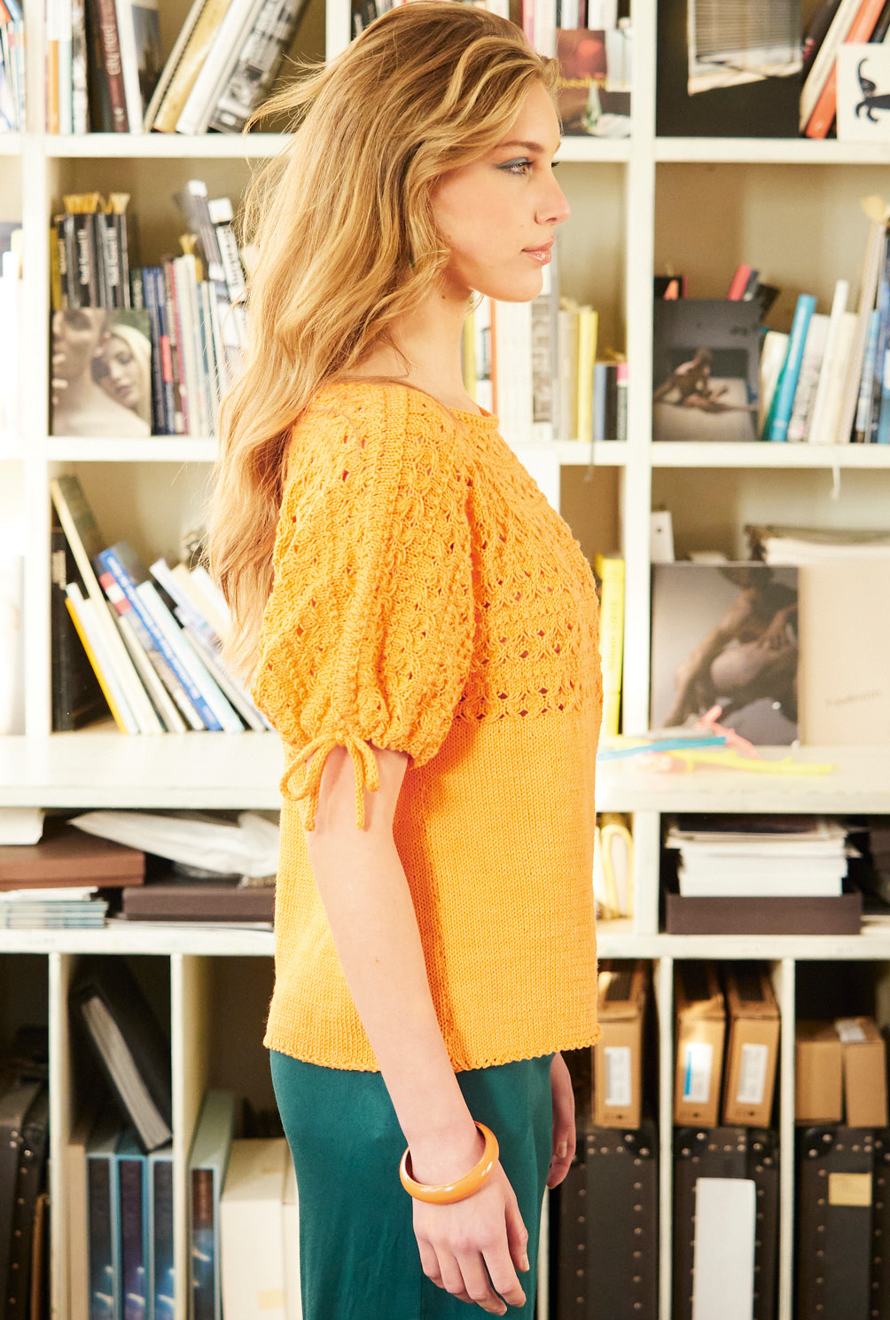Modellansicht Bild 4: Pulli mit 3/4-Ärmeln und passender Tasche im Blumenmuster