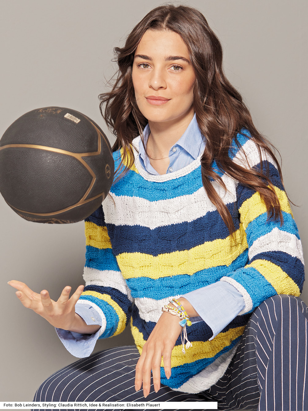 Modellansicht Bild 1: Raglanpullover mit Hebemaschenmuster