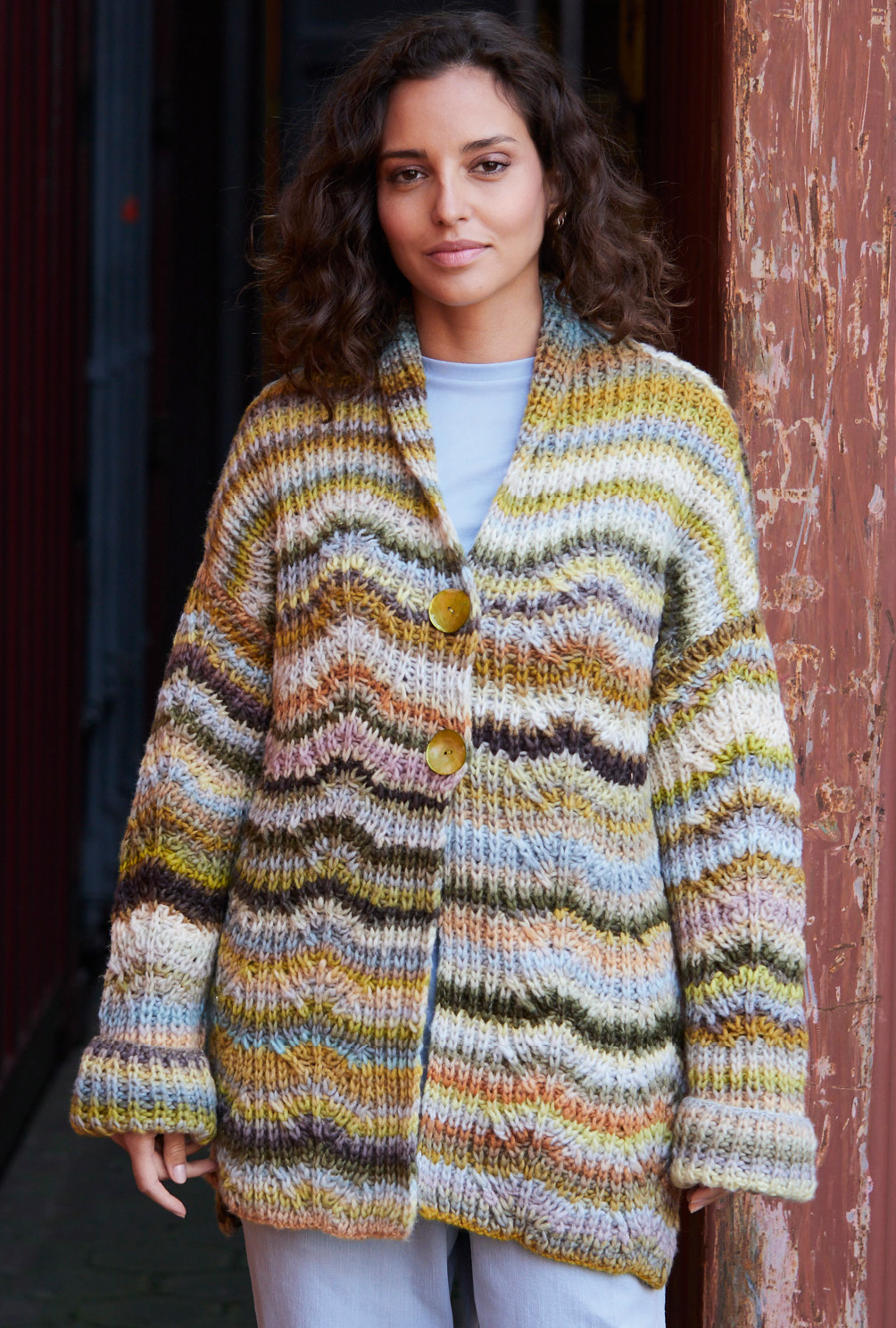 Modellansicht Bild 4: Cardigan mit strukturiertem Patentmuster im Farbverlauf