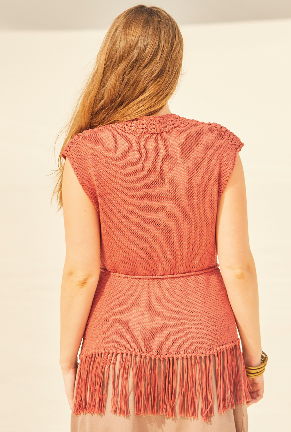 Modellansicht Bild 5: Zimtfarbene Weste mit Fransen