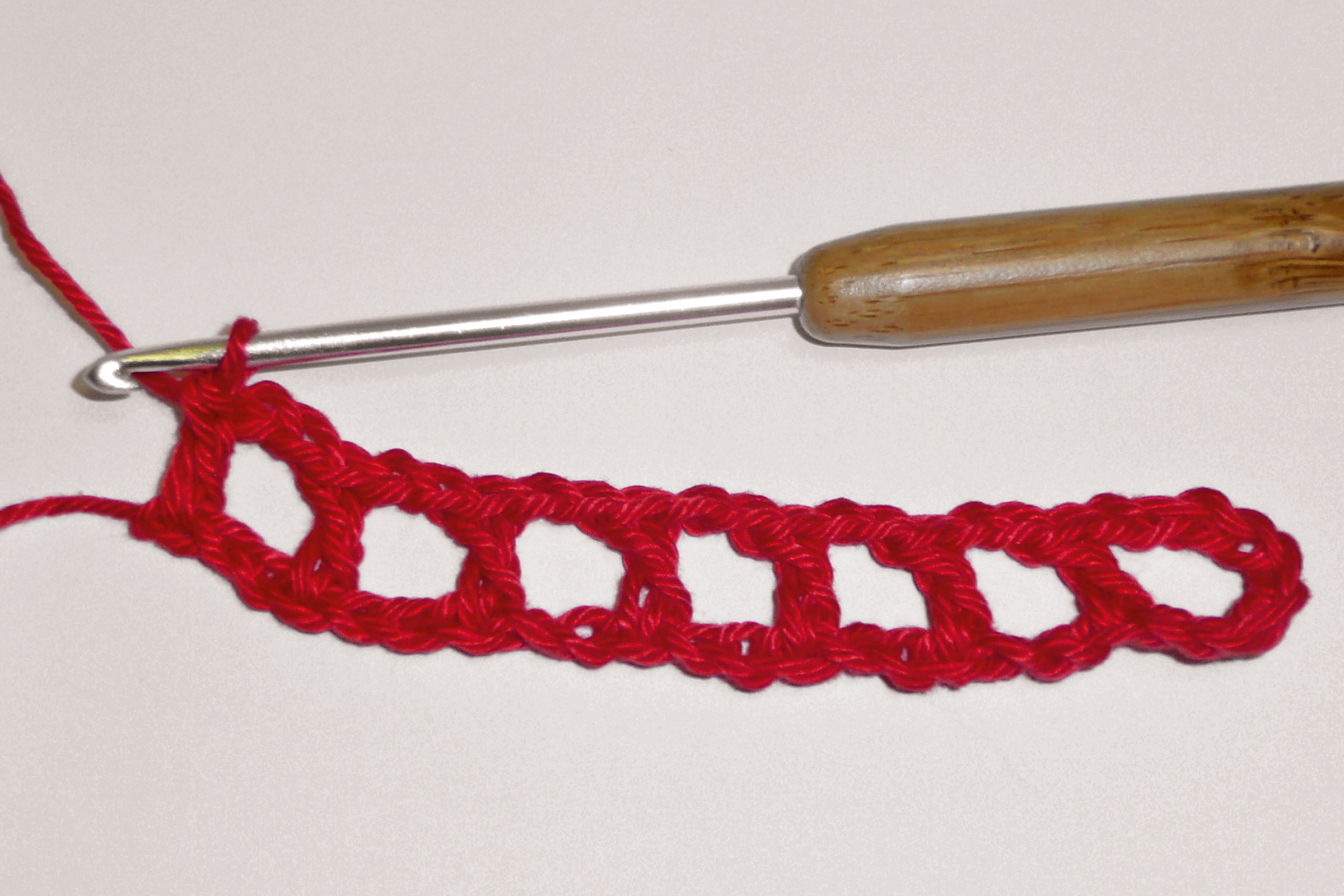 Rotes, gehäkeltes Band, locker, handgemacht, DIY-Projekt, klarer Schnitt.