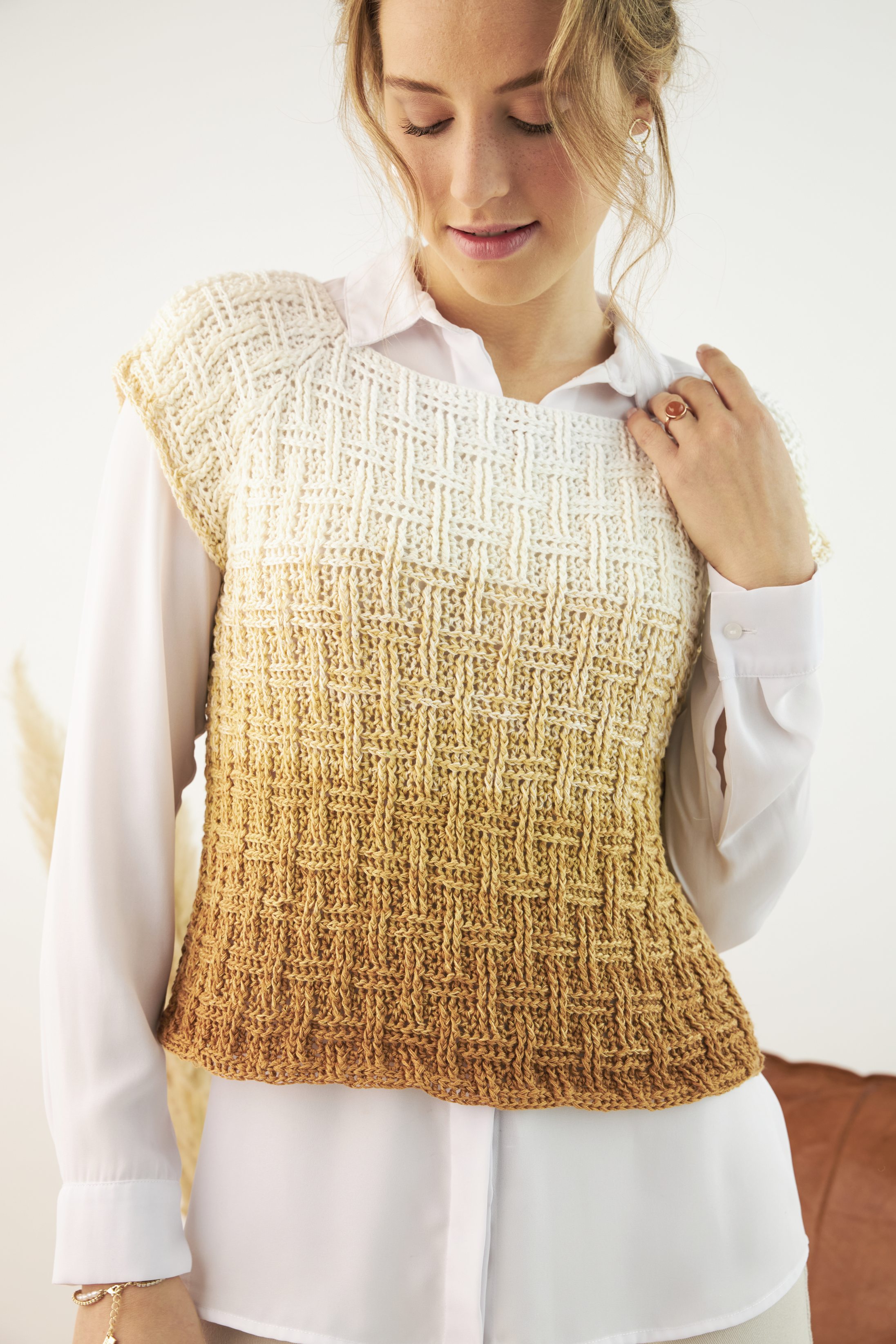 Handgestricktes Top im Ombré-Design; von Creme zu Braun in geometrischem Muster. Modisch und einzigartig.