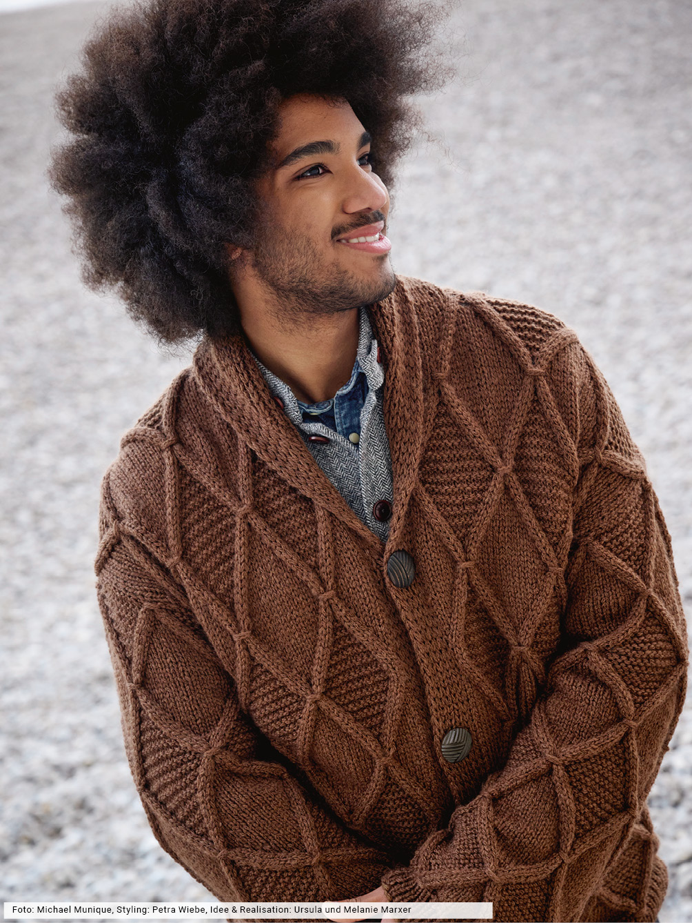 Modellansicht Bild 1: Cardigan mit Schalkragen