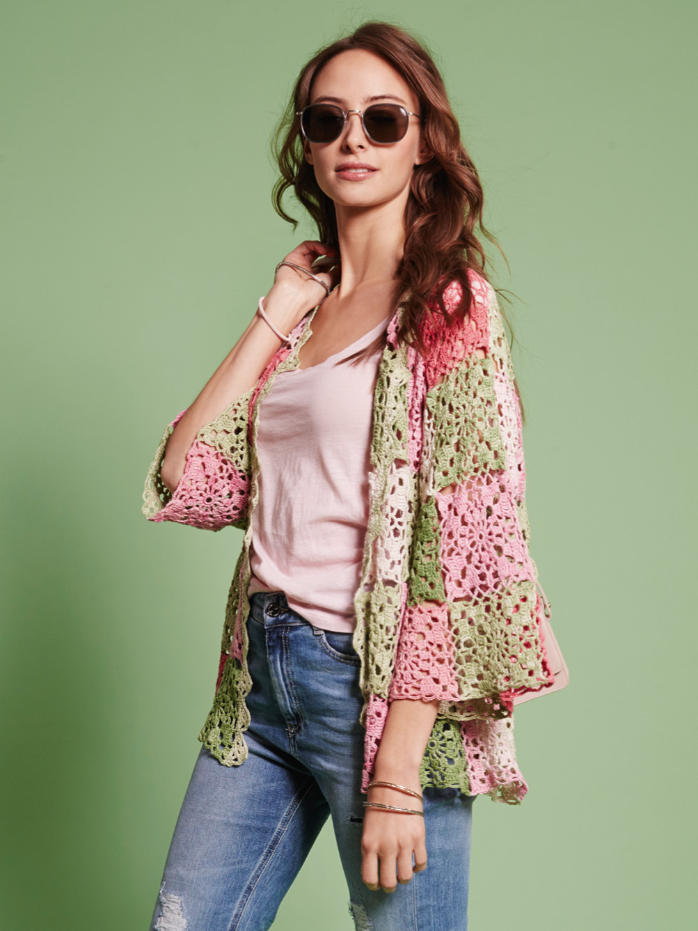 Häkeljacke "New Romance" aus Granny-Squares mit Farbverlauf in Rosé und Grün Modellansicht Bild 1: Häkeljacke "New Romance" aus Granny-Squares mit Farbverlauf in Rosé und Grün