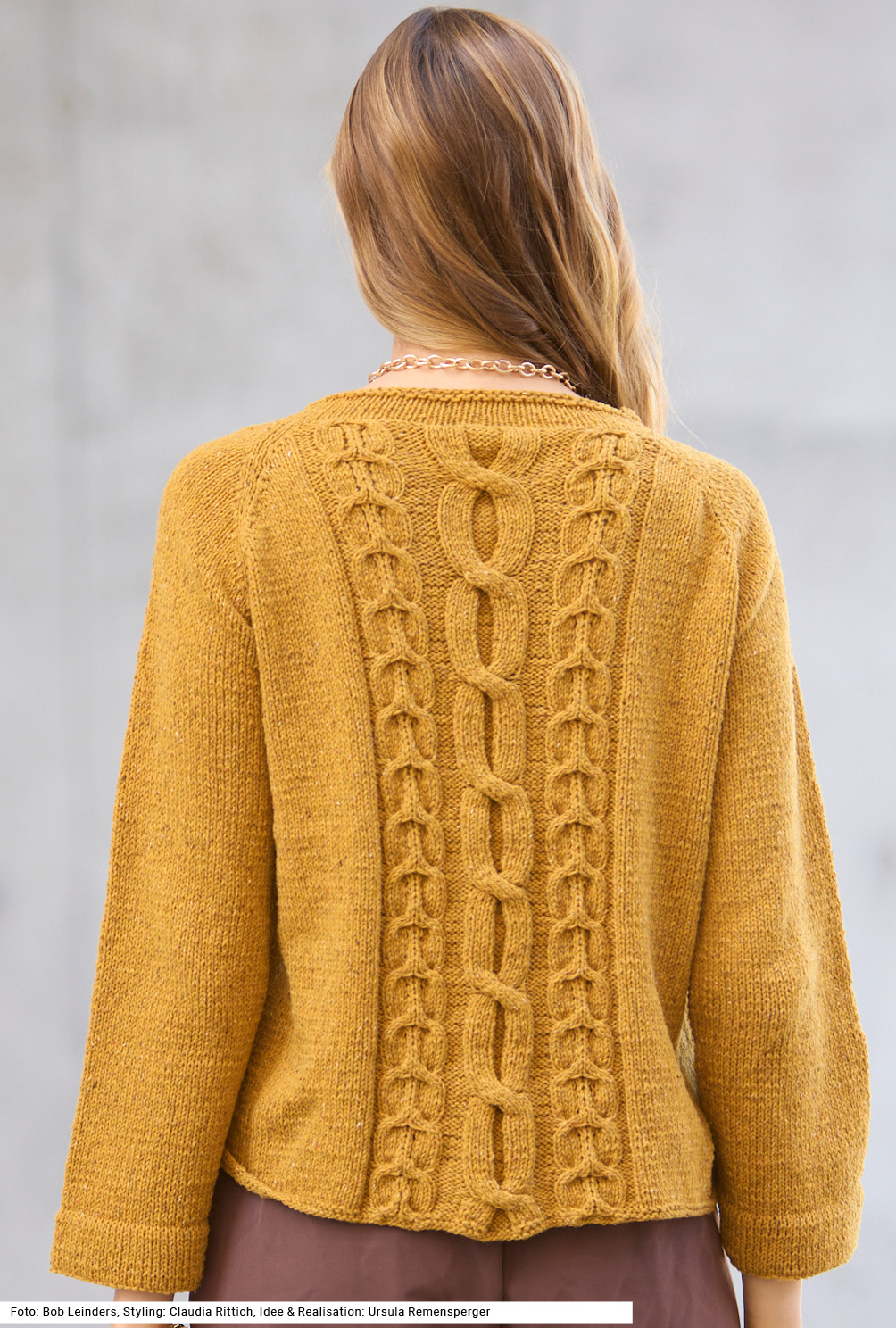 Modellansicht Bild 5: Raglanpullover mit Zopfmuster