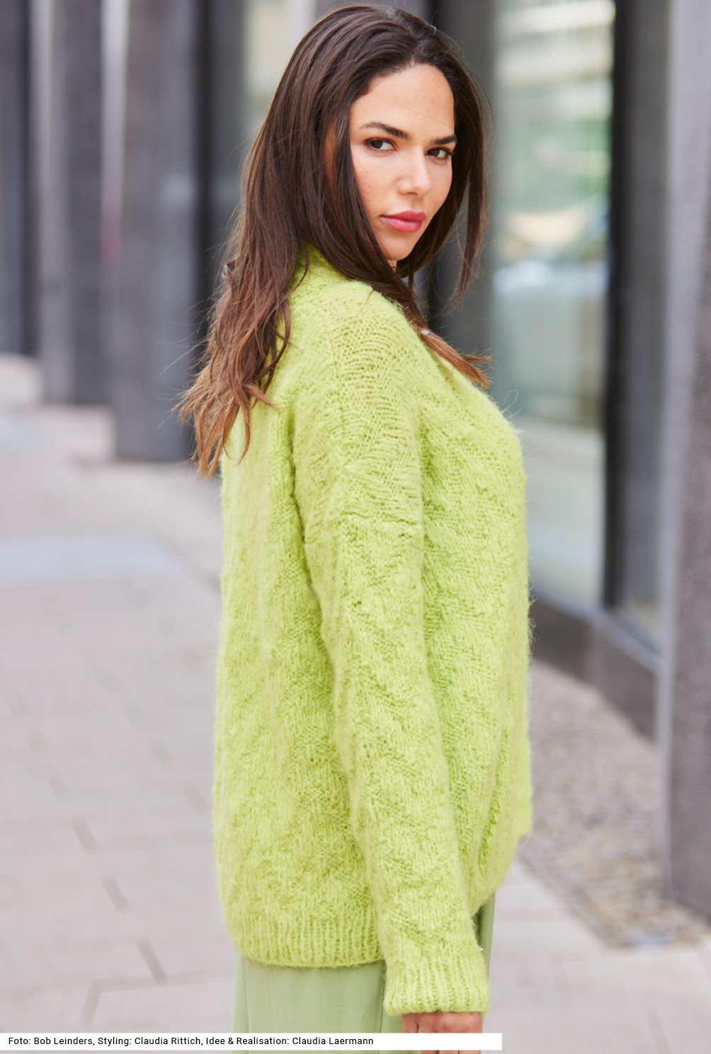 Modellansicht Bild 4: Jacke mit Schalkragen im Ajourmuster in Hellgrün