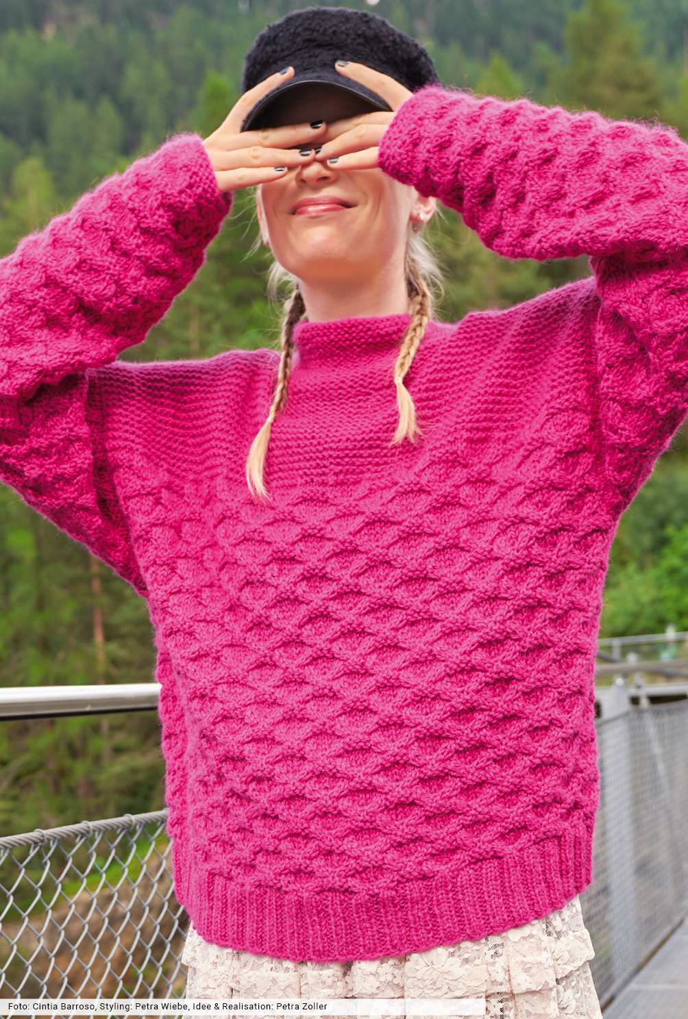 Modellansicht Bild 4: Strukturmuster-Pulli mit Stehkragen