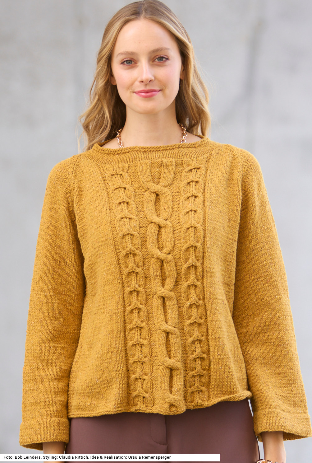 Modellansicht Bild 2: Raglanpullover mit Zopfmuster