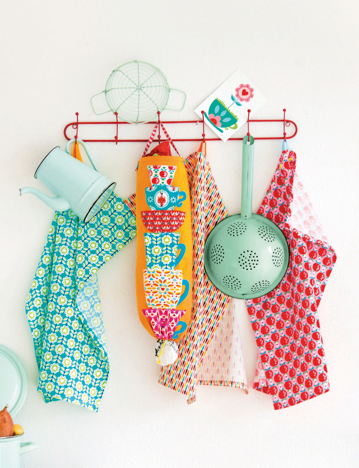 Verspielte Muster, lebendige Farben, DIY-Charme. Florale, geometrische Drucke; lebhaft, handgemacht.