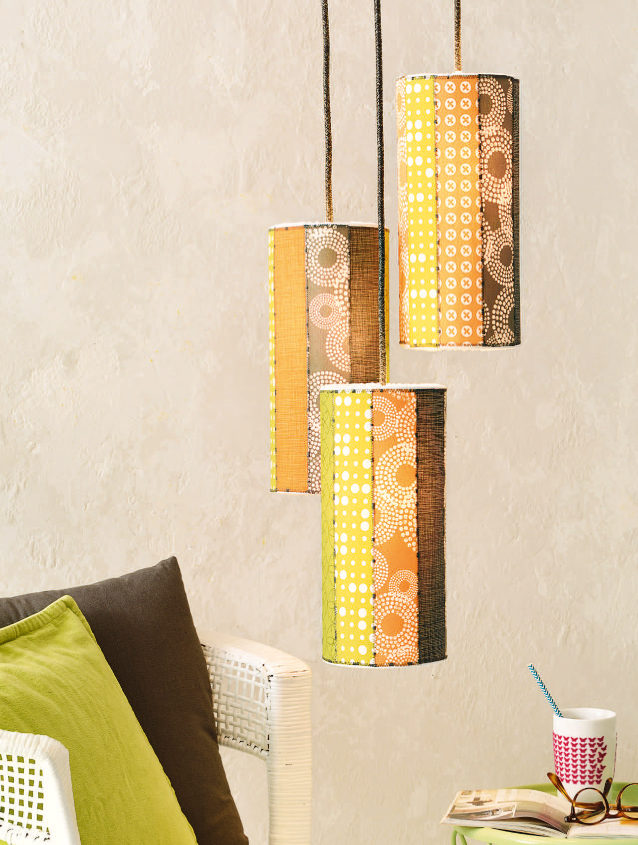 Bunte, handgemachte Lampenschirme in Gelb-Orange-Braun mit Retro-Muster; modisch, selbstgemacht, unikales Design.