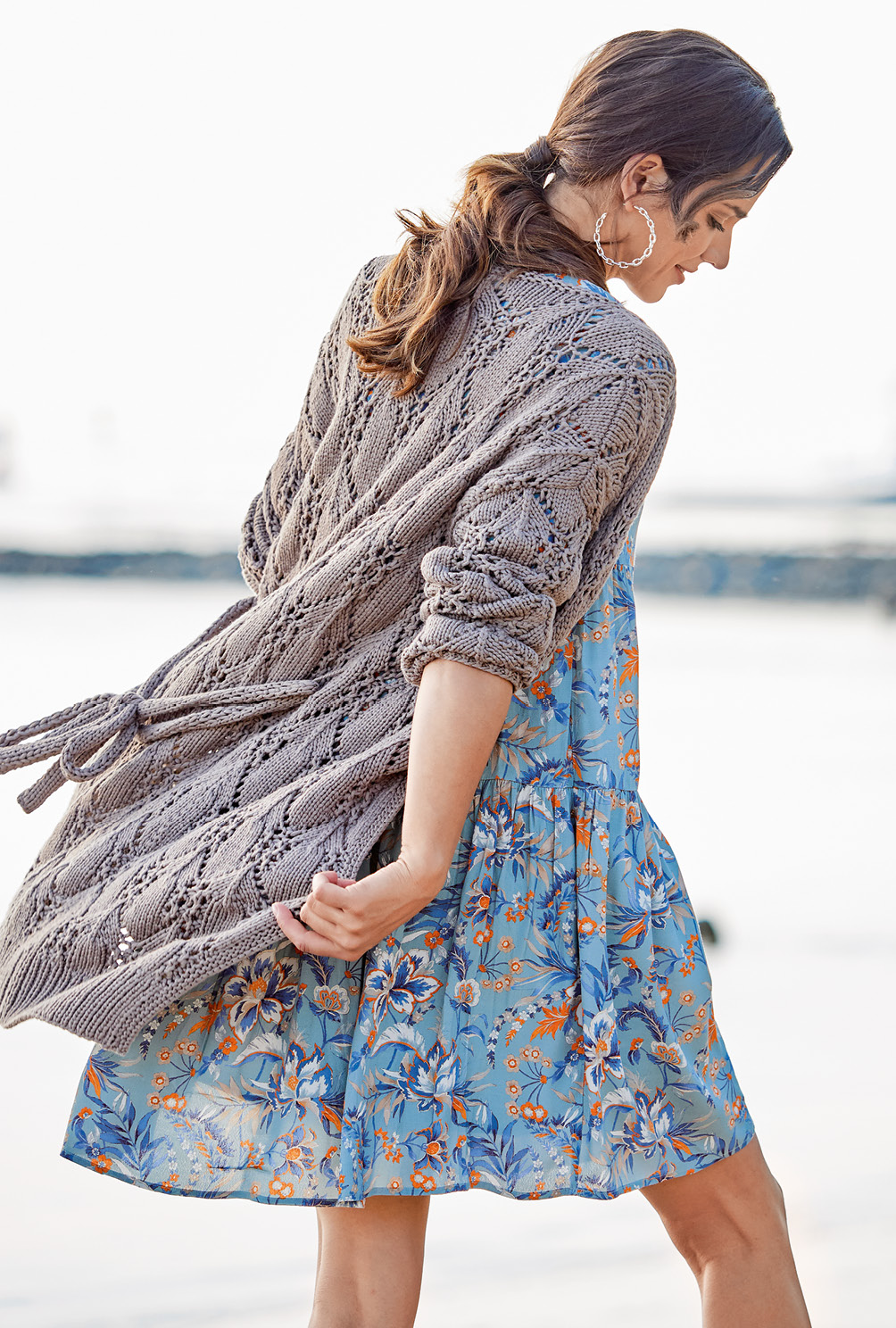Modellansicht Bild 2: Lässige Lochmusterjacke