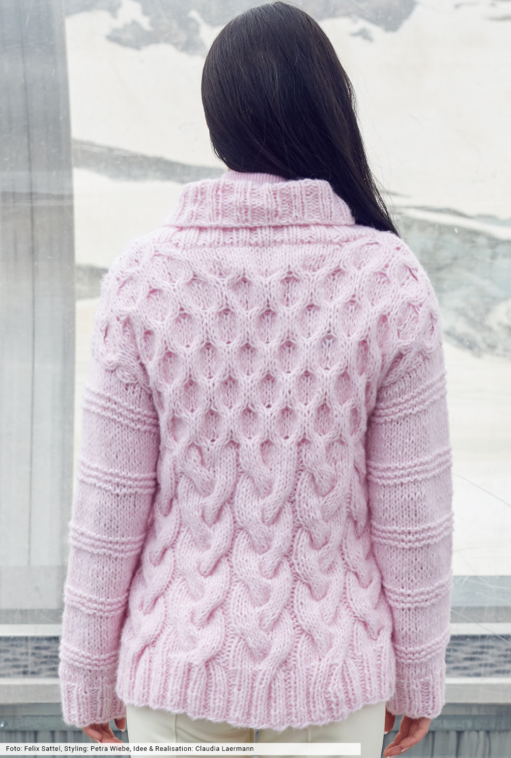 Modellansicht Bild 5: Mustermixpulli mit Zopf- und Wabenstrukturen