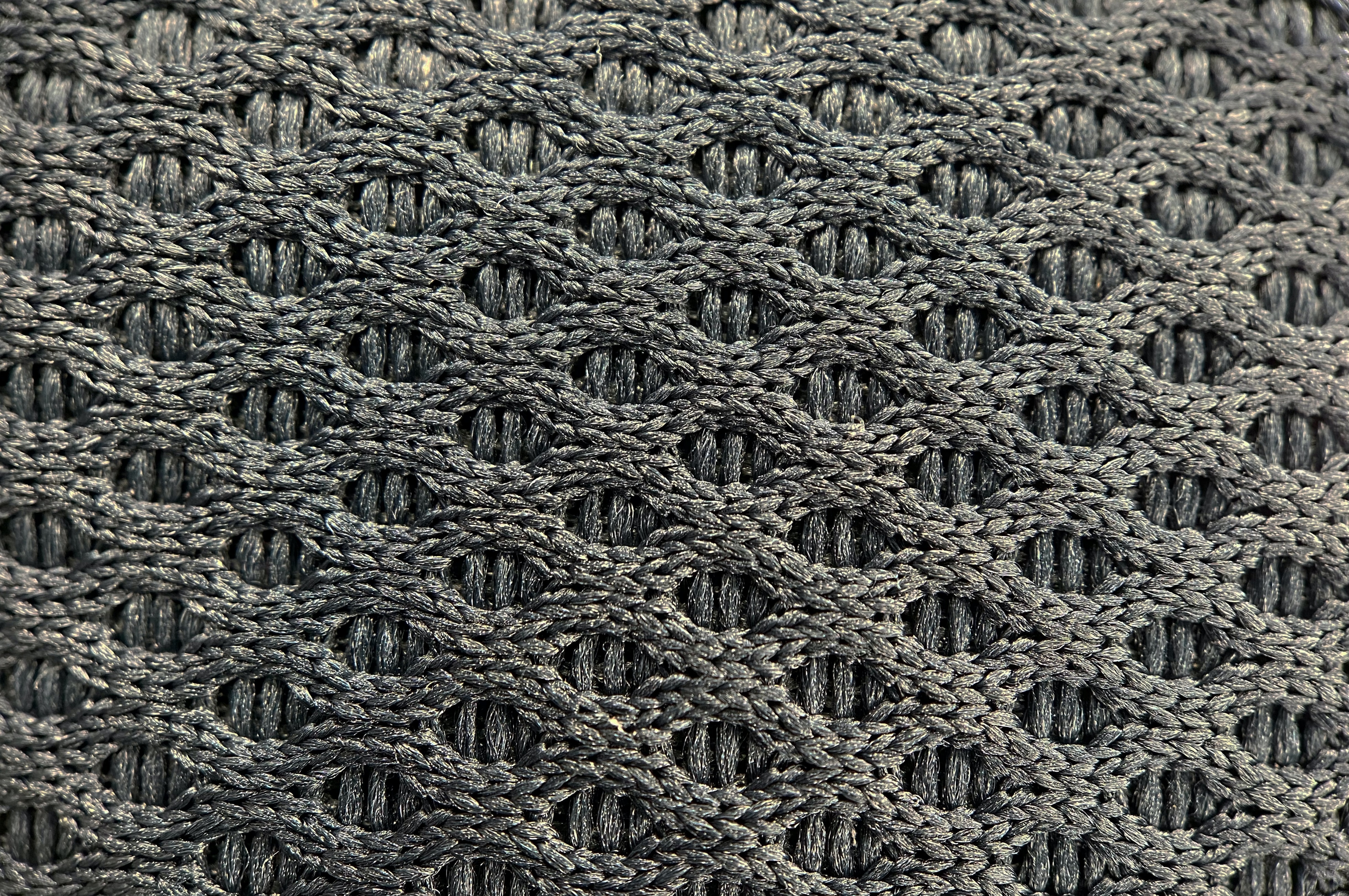 Schwarzes Netzgewebe, grober Strick, luftiges Muster, ideal für DIY-Projekte und handgemachte Mode.