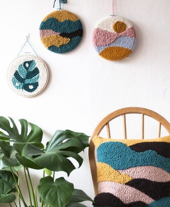 Bunte handgemachte Wandkunst & Kissen mit kunstvollen Mustern. Modisch, DIY, farbenfroh.