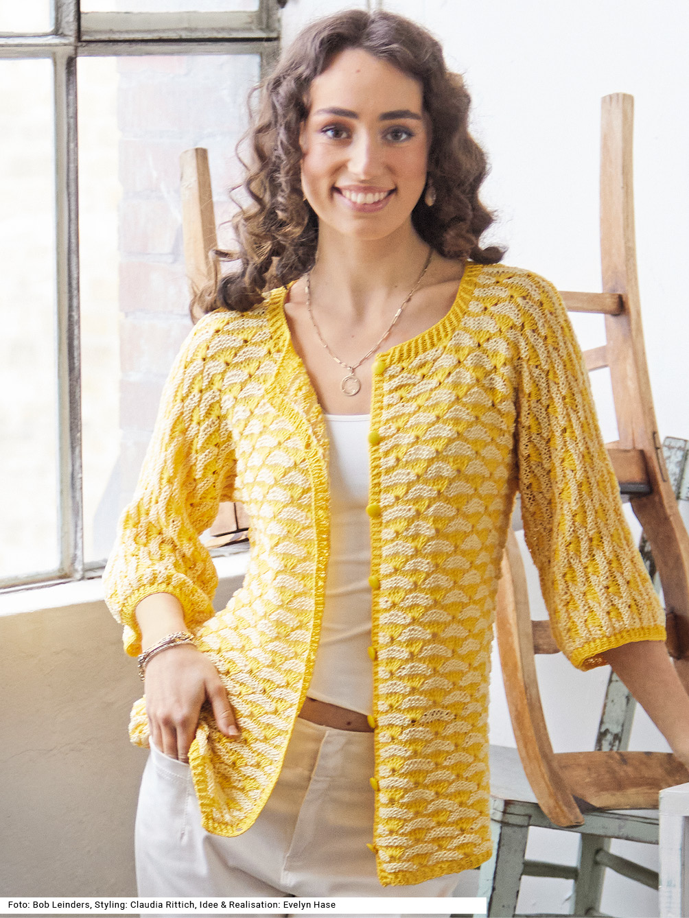 Modellansicht Bild 1: Jacke mit tiefgestochenen Maschen