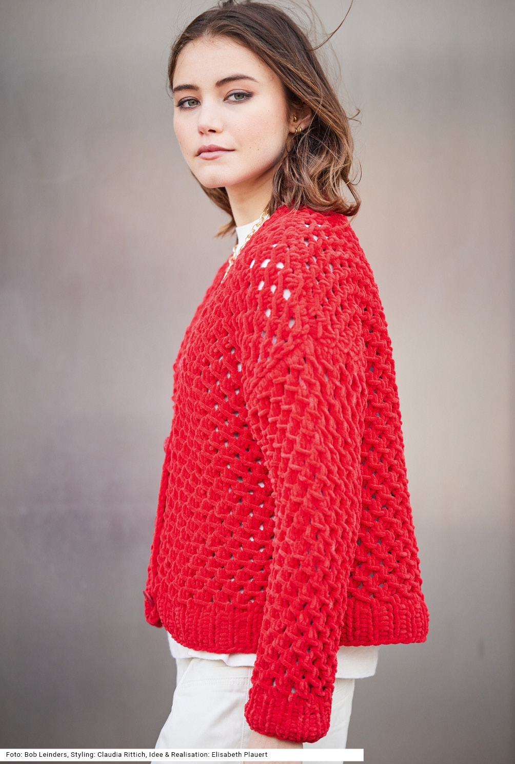 Modellansicht Bild 3: Jacke mit Lochmuster in Rot