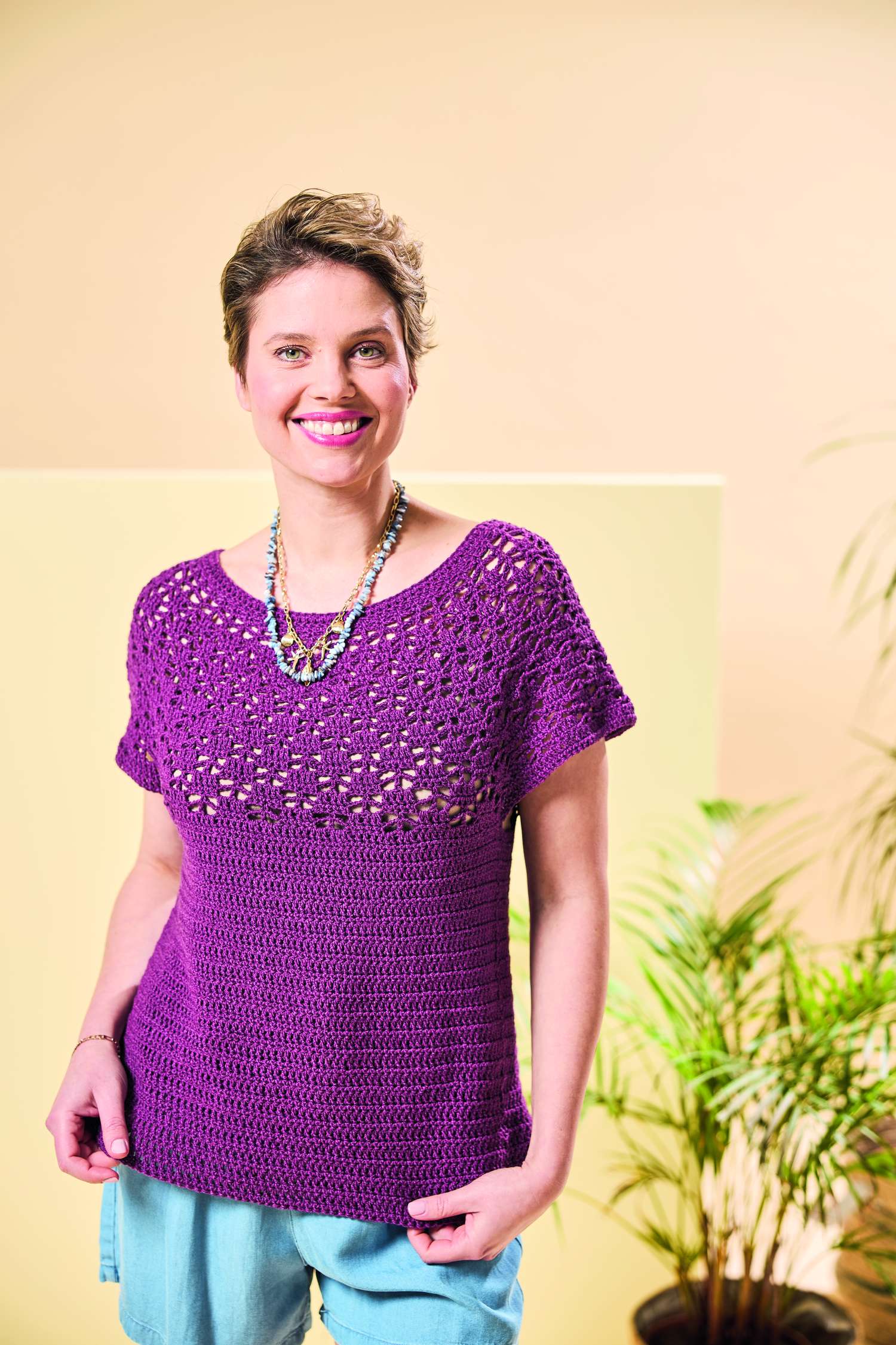 Modischer, lila Häkelpulli mit filigranem Muster. Kurzer Schnitt, handgemacht im DIY-Stil. Elegant und zeitlos.