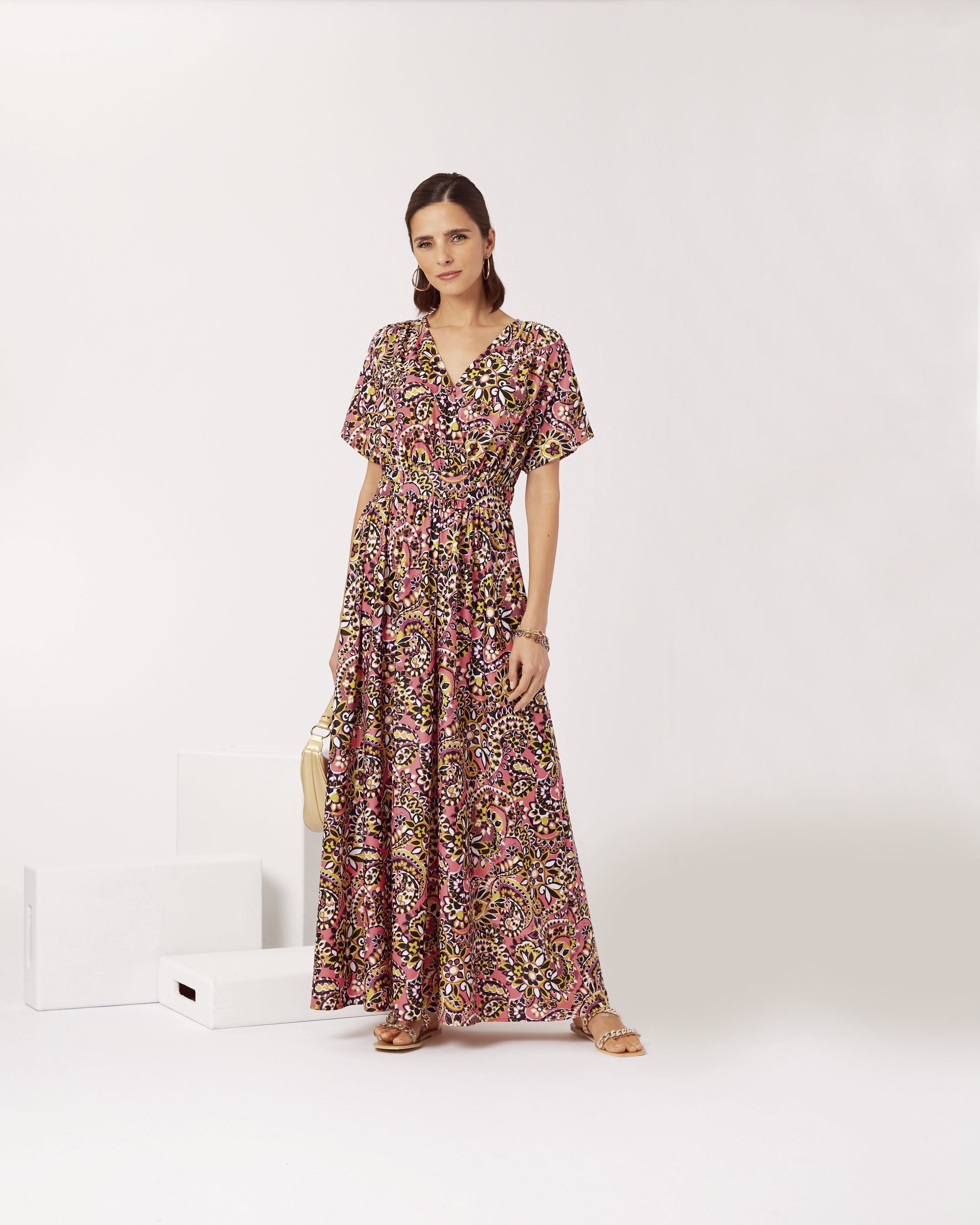 Modisches Maxikleid mit lebendigem, floralem Muster in Pink, lockerer Schnitt, ideal für sommerliche Anlässe.