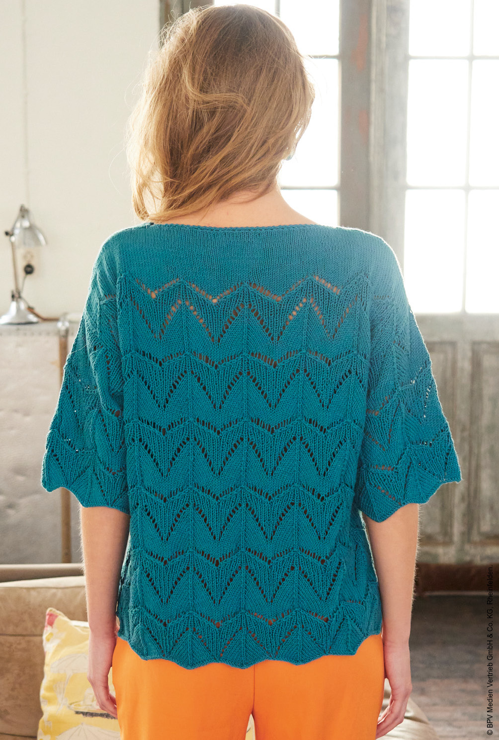 Modellansicht Bild 5: Pulli mit Zackenmuster in Petrol